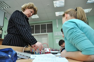 Учитель ведет урок